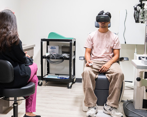 Patient analyses the GlaucTest